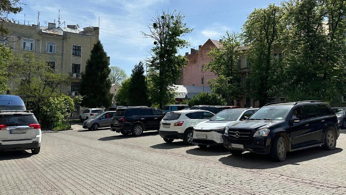 В Чернівцях облаштують сім нових майданчиків для платного паркування