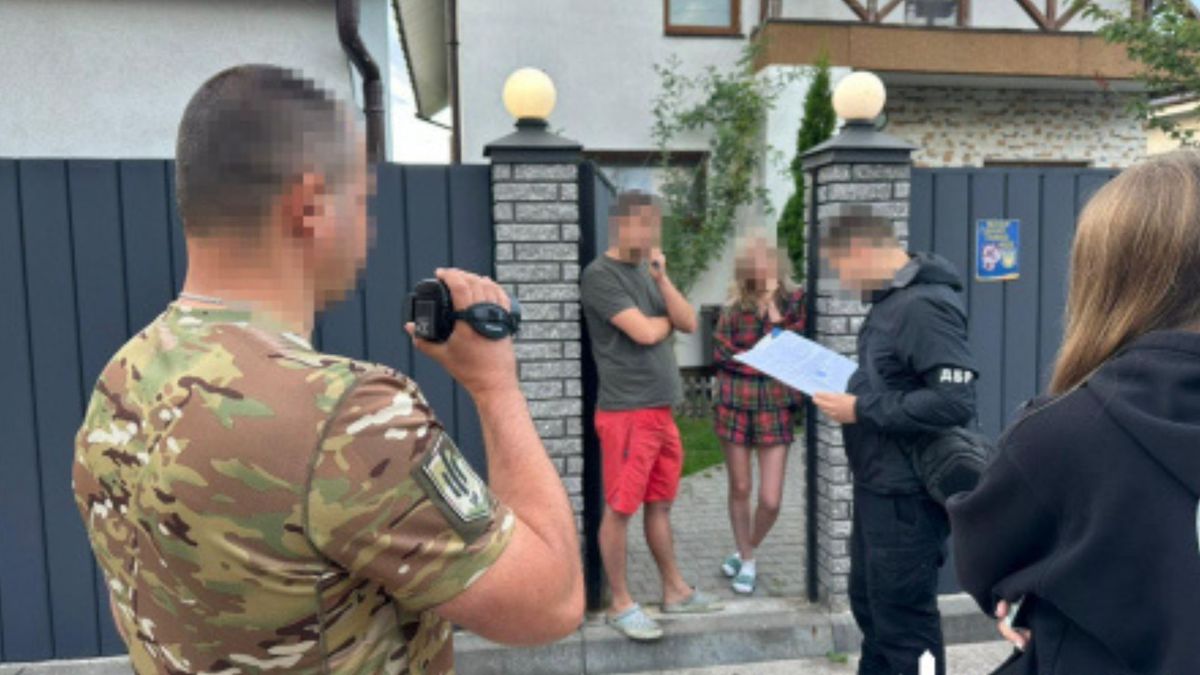 На Житомирщині ексначальник податкової служби отримував зарплату, вдаючи з себе військового