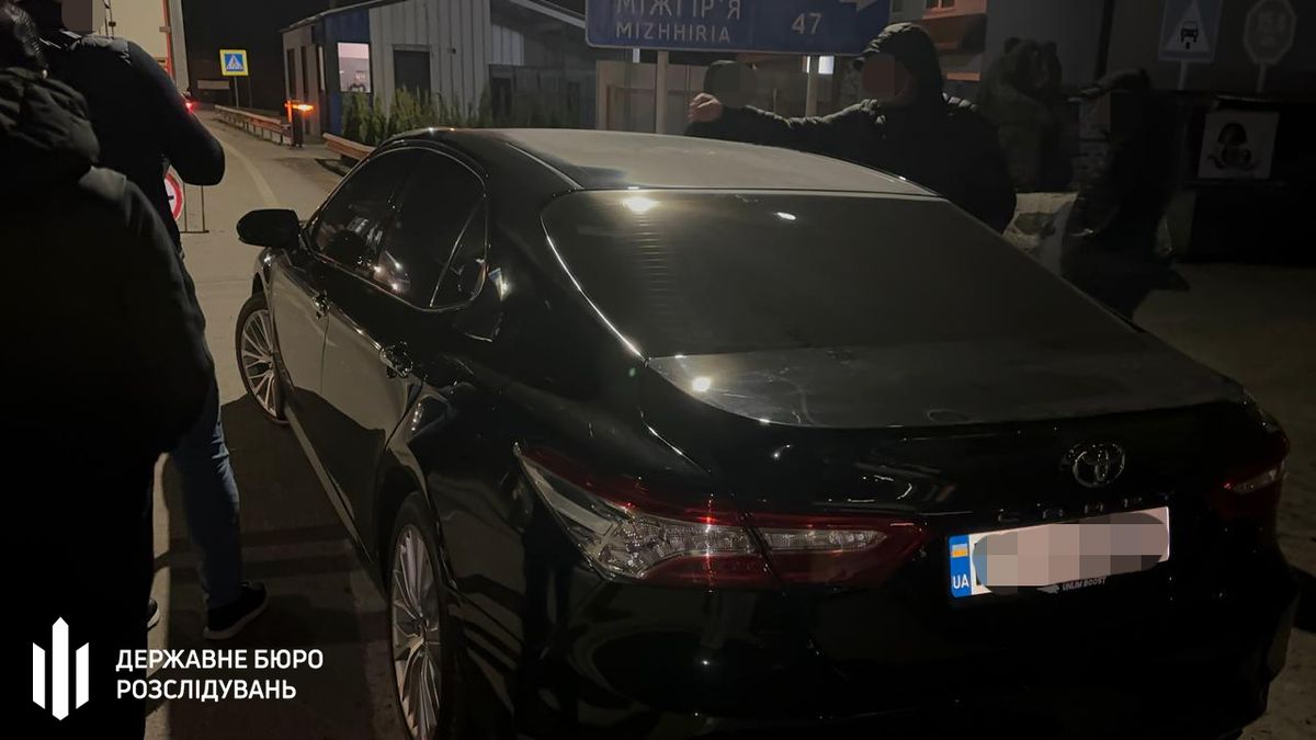 За переправлення ухилянтів на Закарпатті ДБР затримало 27-річного правоохоронця
