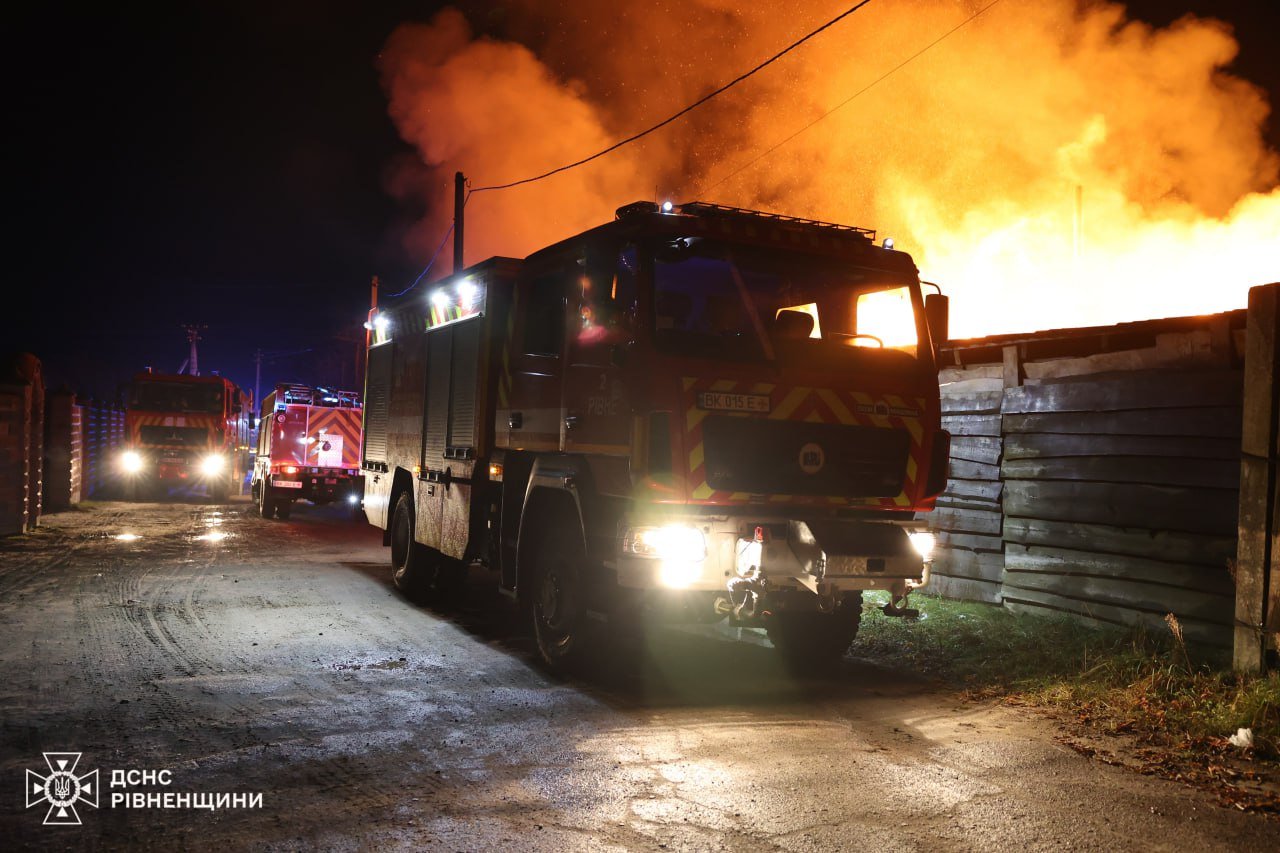 Пожежа на деревообробному підприємстві у Костопільській громаді (фото рятувальників)