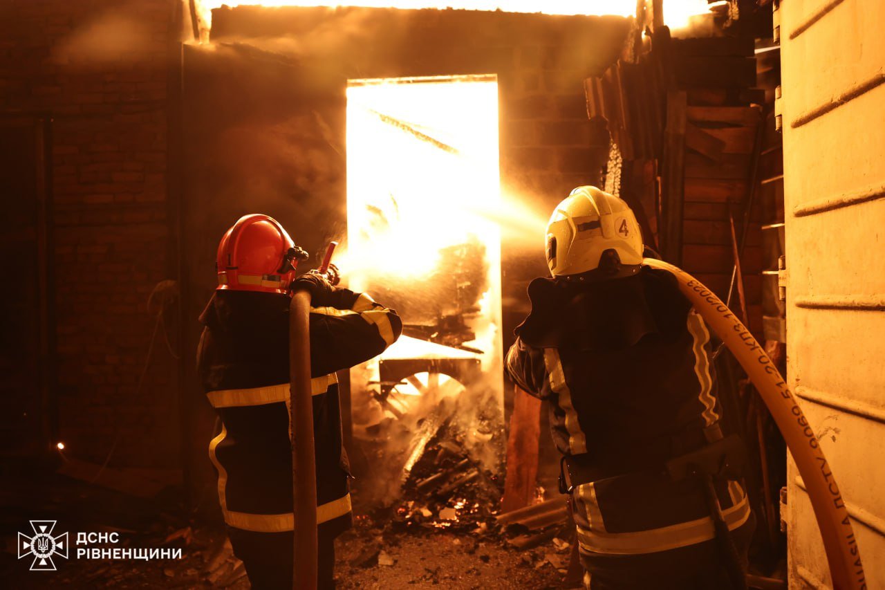 Пожежа на деревообробному підприємстві у Костопільській громаді (фото рятувальників)
