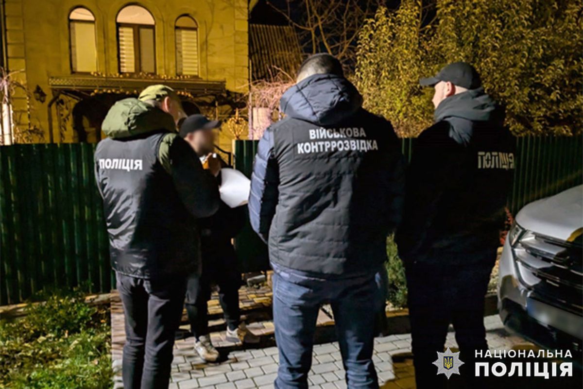 Посадовця Хмельницького ТЦК викрили на отриманні 2000 доларів хабара