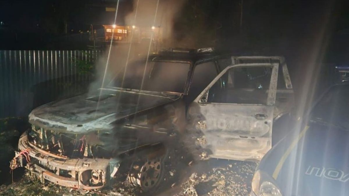 У гірському селищі на Закарпатті спалили два поліцейські автомобілі