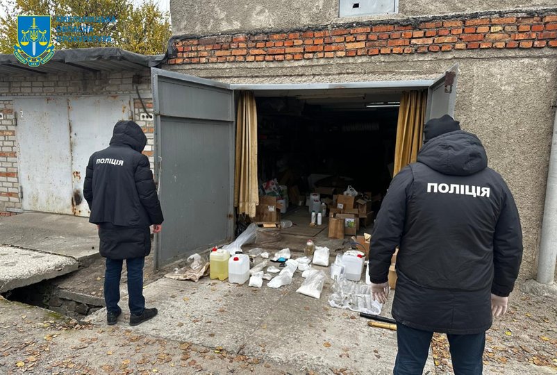 У наркоділків виявили лабораторне обладнання, арсенал зброї, готівку, елітні авто тощо (фото прокуратури)