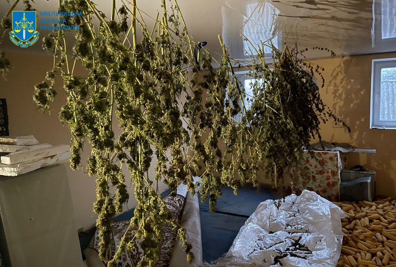 У наркоділків виявили лабораторне обладнання, арсенал зброї, готівку, елітні авто тощо (фото прокуратури)