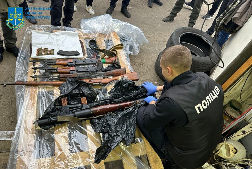 У наркоділків виявили лабораторне обладнання, арсенал зброї, готівку, елітні авто тощо (фото прокуратури)