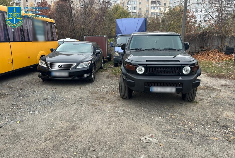 У наркоділків виявили лабораторне обладнання, арсенал зброї, готівку, елітні авто тощо (фото прокуратури)