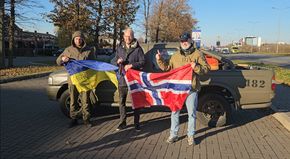 Норвезькі благодійники привезли для українських військових 19 автомобілів