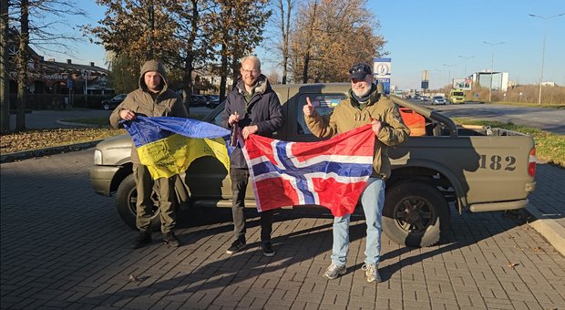 Норвезькі благодійники привезли для українських військових 19 автомобілів