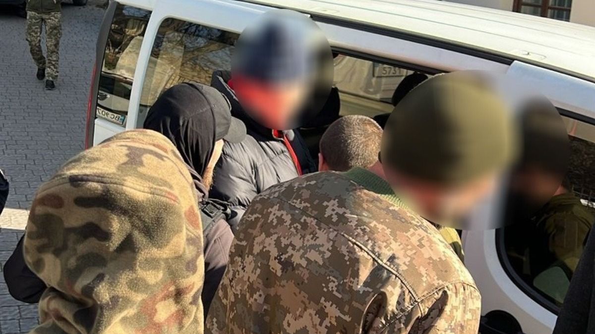 Львівський ТЦК мобілізував шістьох чоловіків, які купили «білі квитки» у митника