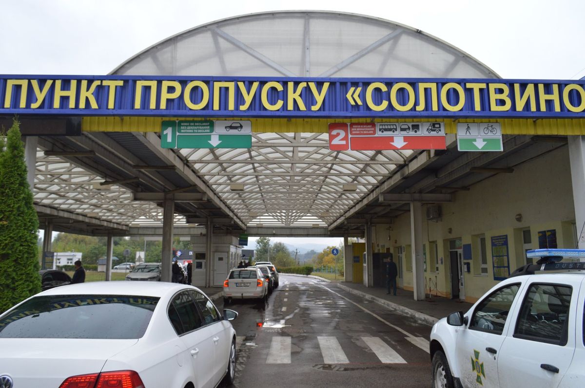 На КПП «Солотвино» на місяць зупинили пропуск авто в Румунію через аварійний міст
