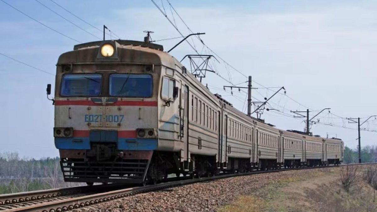 На Закарпатті електричка зійшла з рейок через обвал каміння з гори