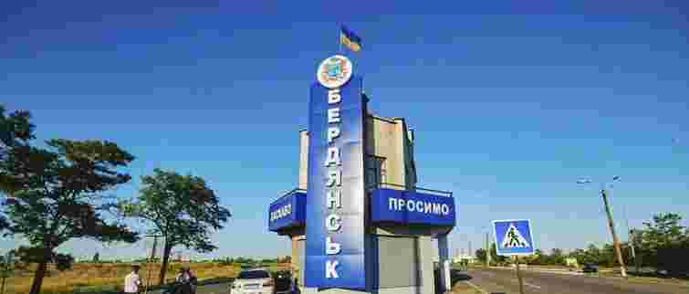 Вночі внаслідок ракетної атаки на території порту в окупованому Бердянську спалахнула пожежа 