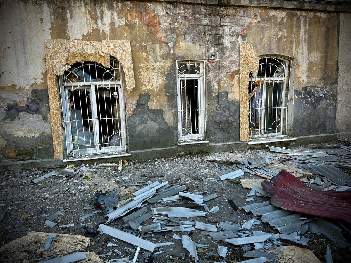 Внаслідок російського обстрілу в центрі Одеси постраждали десять людей