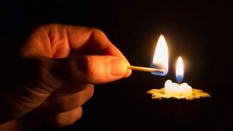 Чим можна замінити свічку під час відключень світла: 5 безпечних варіантів