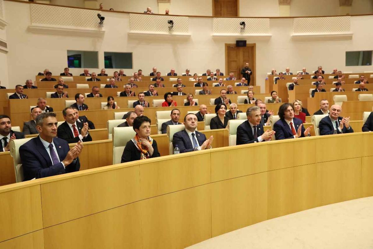 Парламент Грузії проголосував за проведення виборів президента 14 грудня
