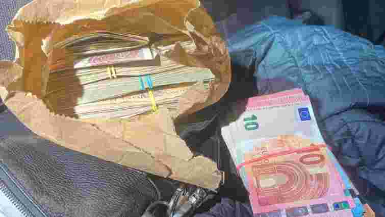 Митники Рави-Руської вилучили у 34-річного мешканця Львівщини незадекларовану валюту