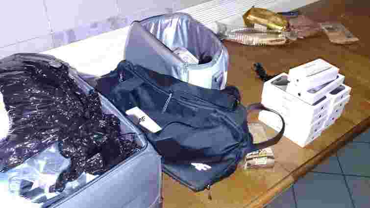 65-річна львів’янка везла в Україну незадекларовані iPhone на пів мільйона гривень