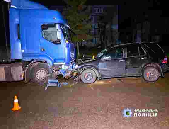 У Долині 31-річний водій Mercedes в’їхав у припарковану вантажівку і загинув