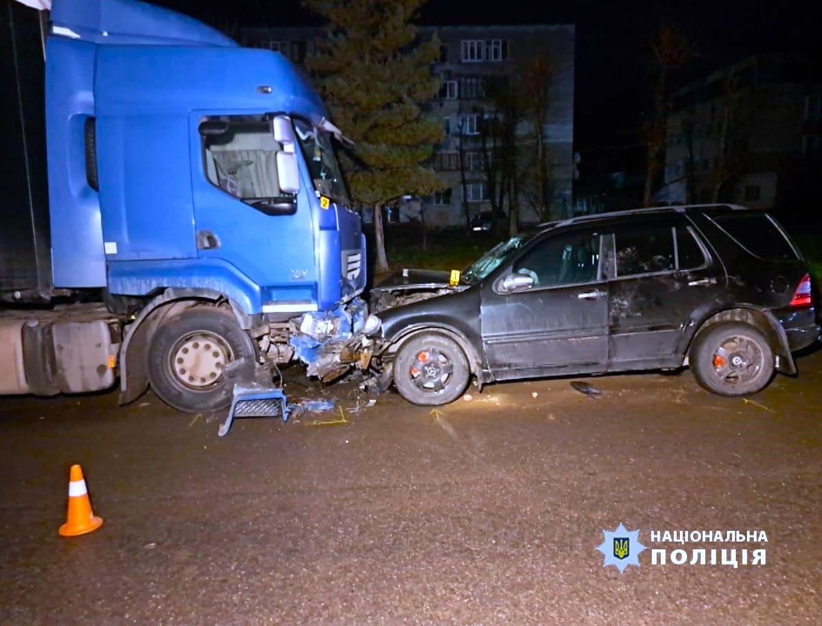 У Долині 31-річний водій Mercedes в’їхав у припарковану вантажівку і загинув