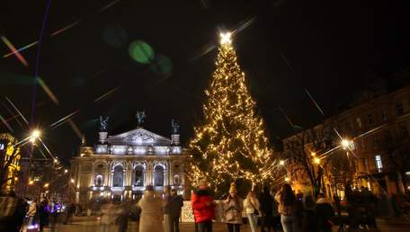 У центрі Львова засвітили головну ялинку