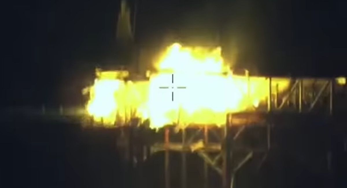 ВМС показали атаку морських дронів на російські системи спостереження біля Криму
