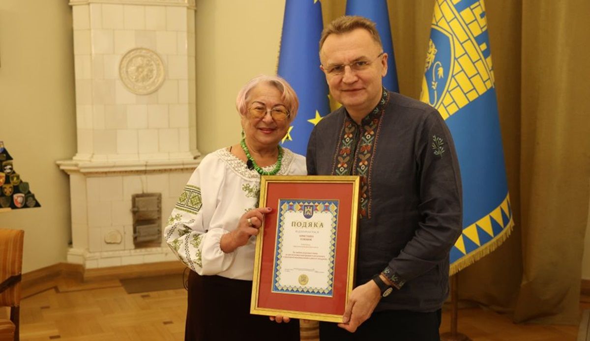 Андрій Садовий преміював львів’янку, яка єдина написала радіодиктант без помилок