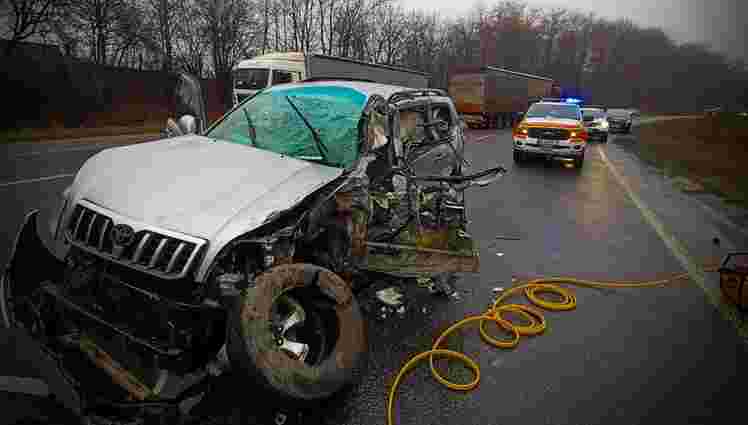 Водійку Land Cruiser затисло у понівеченому авто через ДТП з вантажівкою біля Львова