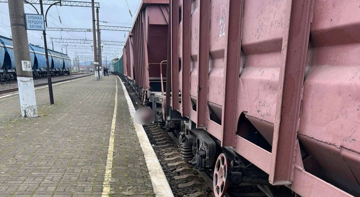 На Рівненщині поїзд збив пенсіонерку, яка перебігала колії на червоний сигнал світлофора