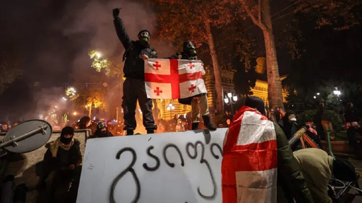Влада Грузії планує заборонити протестувальникам закривати обличчя 