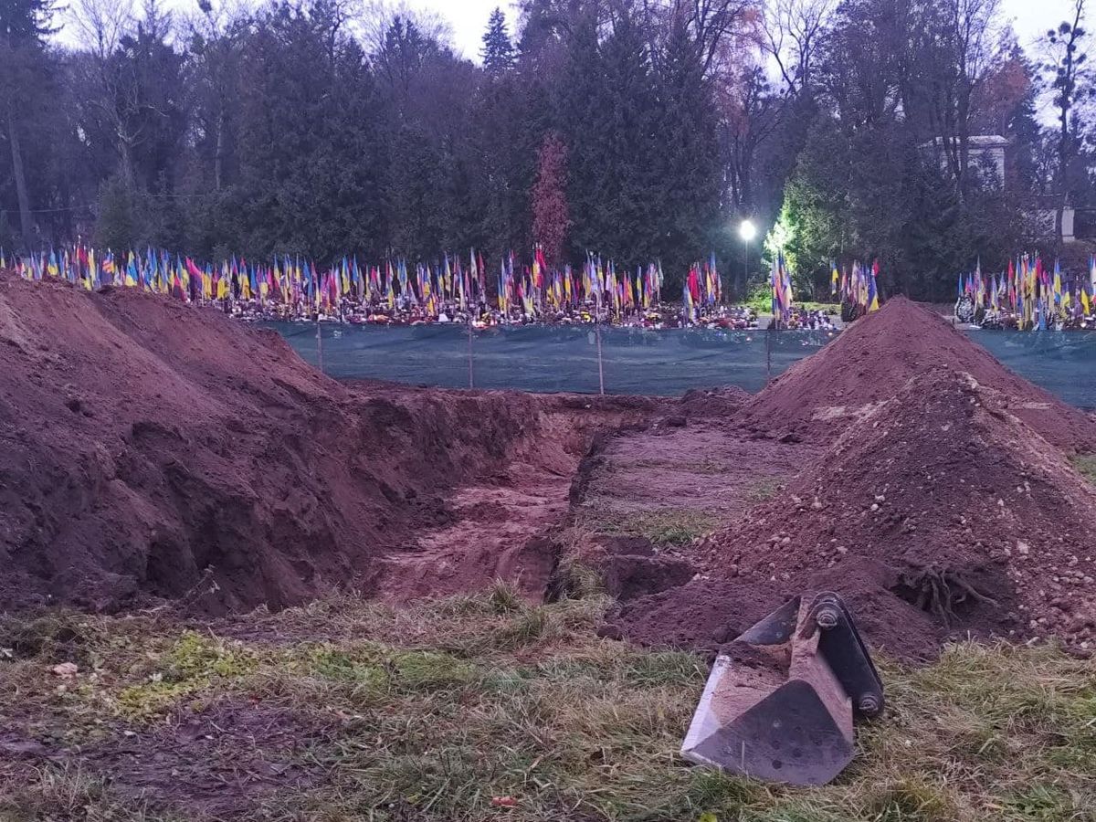 На Марсовому полі у Львові розпочали завершальний етап ексгумації радянських поховань