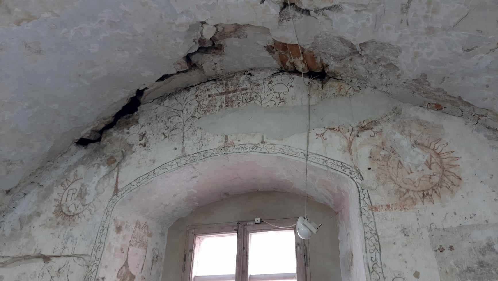Тріщина у склепінні чернечої келії з розписами