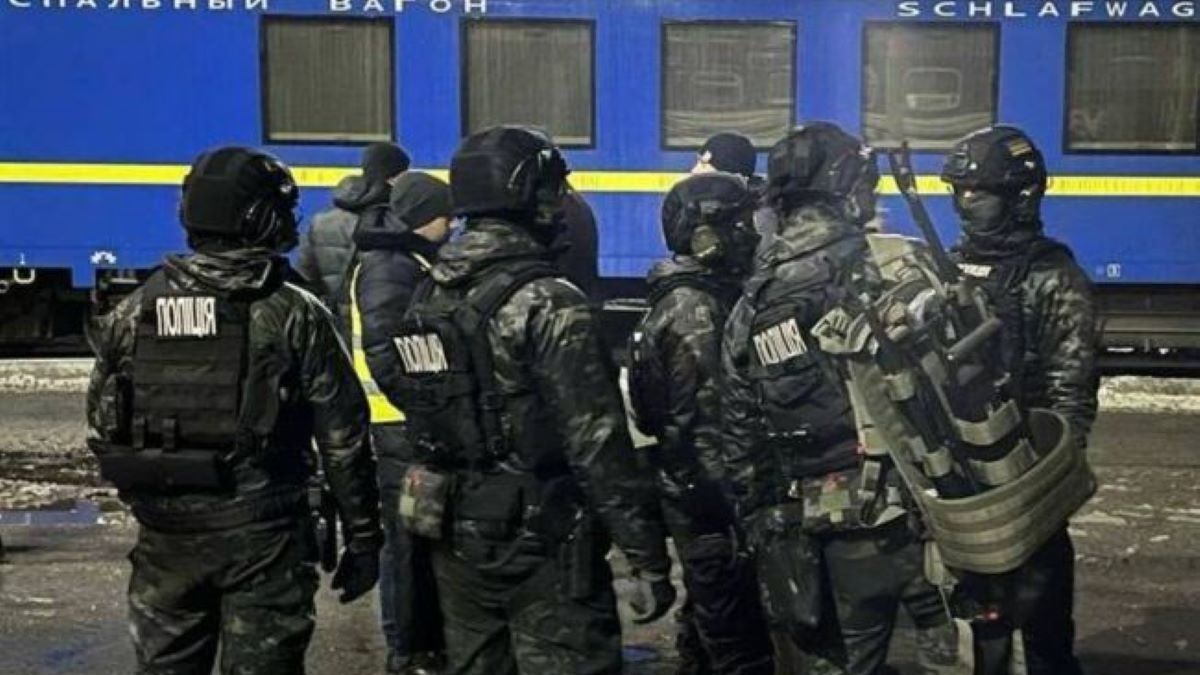 Поліція проводить обшуки у потягах «Укрзалізниці» через перепродаж квитків