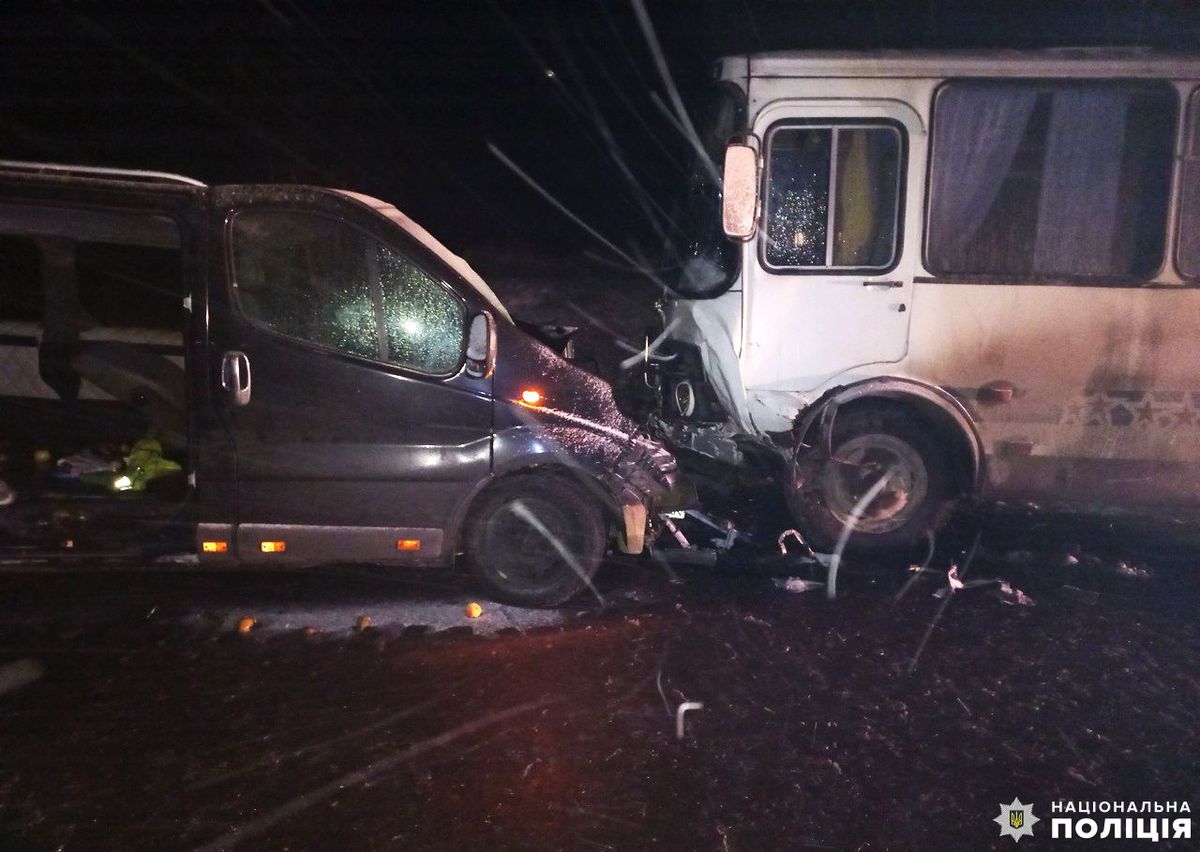 У лобовій ДТП на Рівненщині постраждали водійка мікроавтобуса та троє дітей
