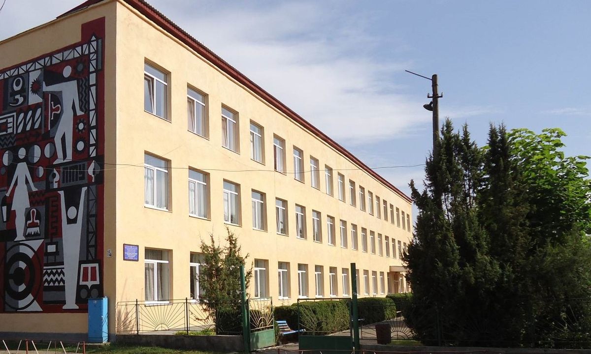 На Закарпатті рідні школярів побили вчителів і пошкодили вікна ліцею