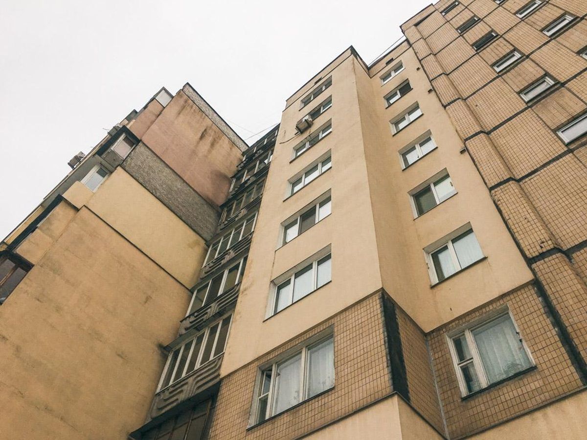 У Тернополі чоловік викинув собаку з вікна четвертого поверху