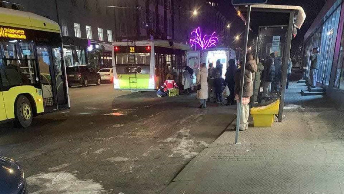 Пішохода госпіталізували у важкому стані після наїзду тролейбуса у Львові