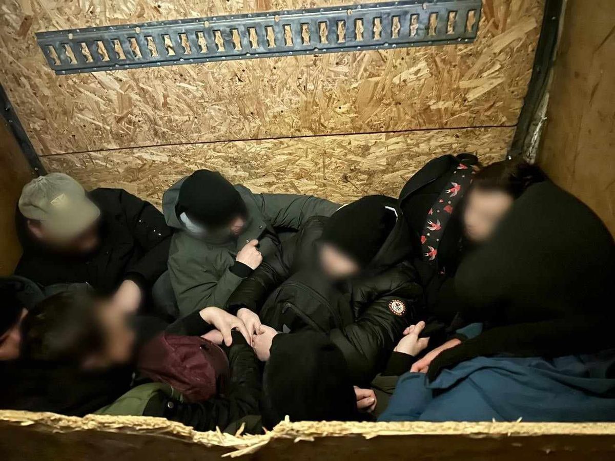 На Закарпатті у мікроавтобусі з овочами знайшли вісьмох ухилянтів