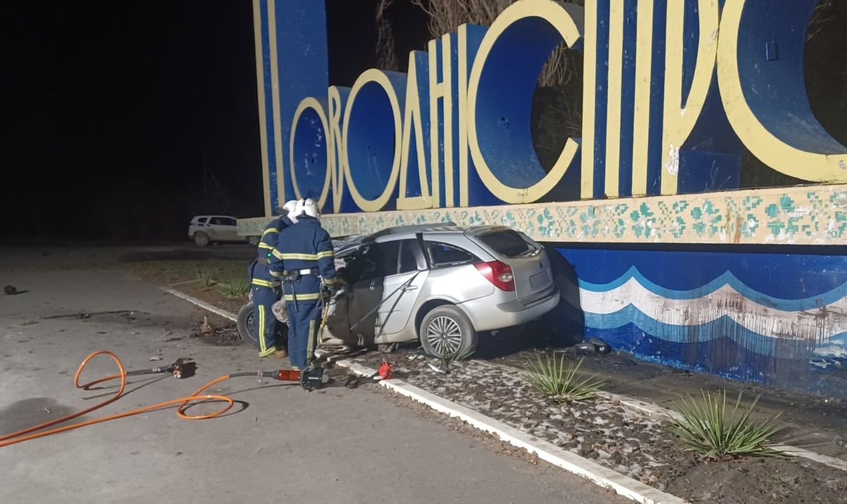 На Буковині неповнолітній водій врізався в стелу і загинув на місці