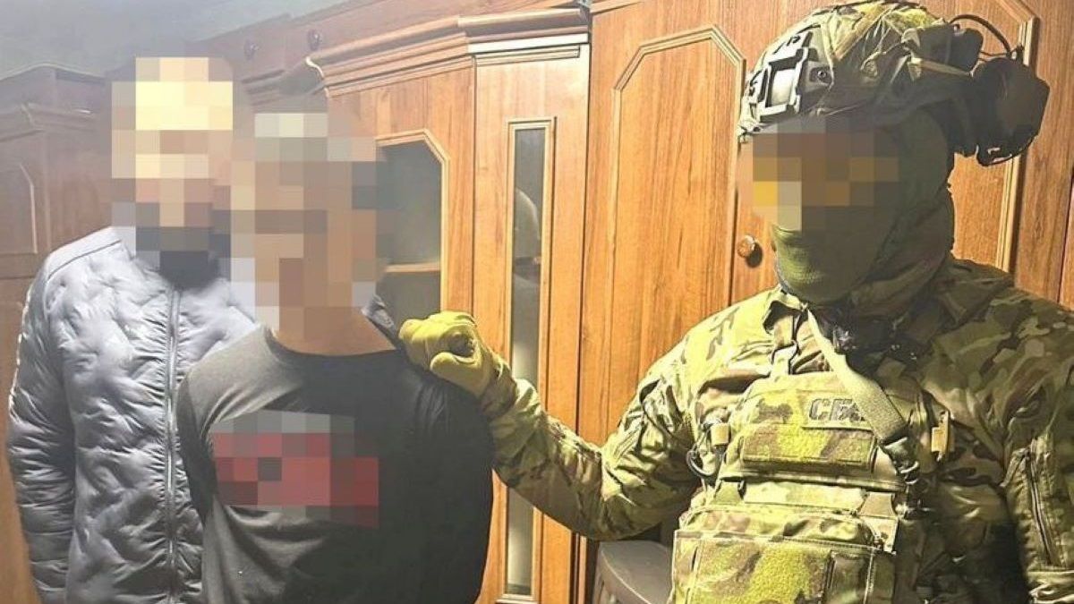 СБУ затримала підлітків, які вчинили теракти біля райвідділків поліції у Харкові