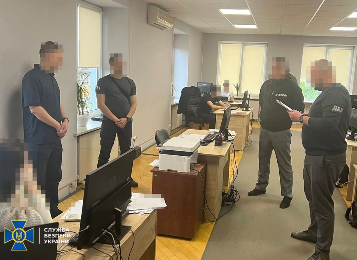 Викритий на хабарі митник з Волині через суд поновився на посаді