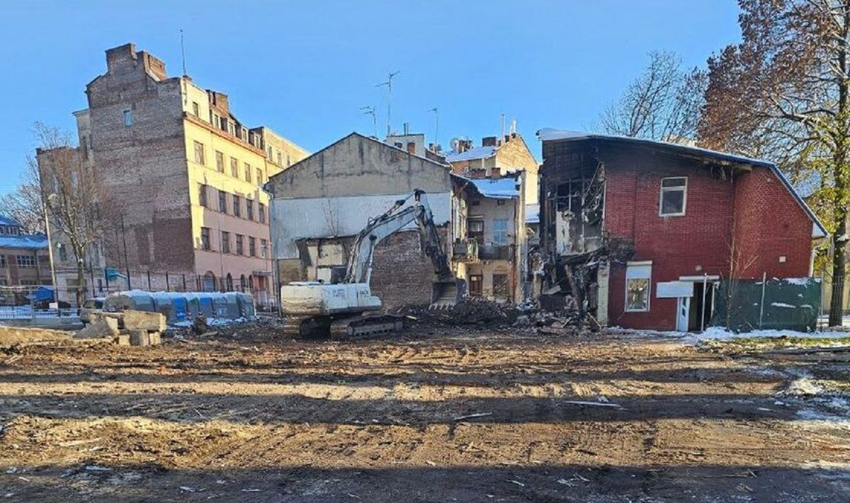 У Львові повністю демонтували згорілий кінотеатр «Дзвін»