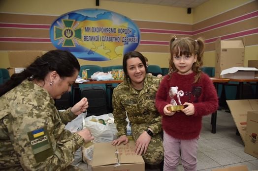 Прикордонники Львівщини разом з дітьми зібрали різдвяні пакунки для підрозділу «Шквал»