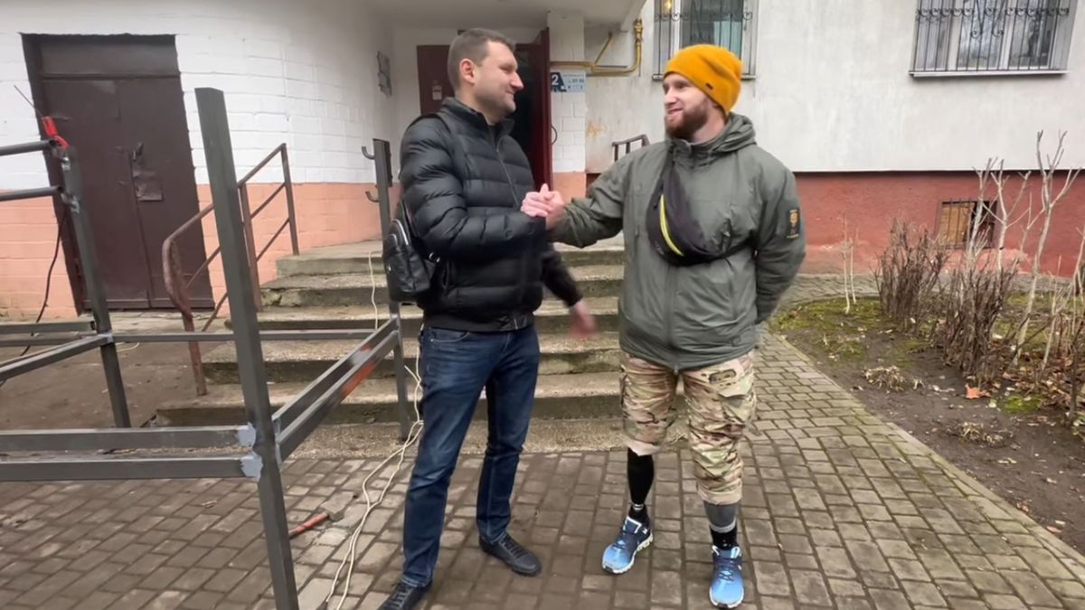 Мешканець львівської багатоповерхівки вибачився перед ветераном за скандал з пандусом