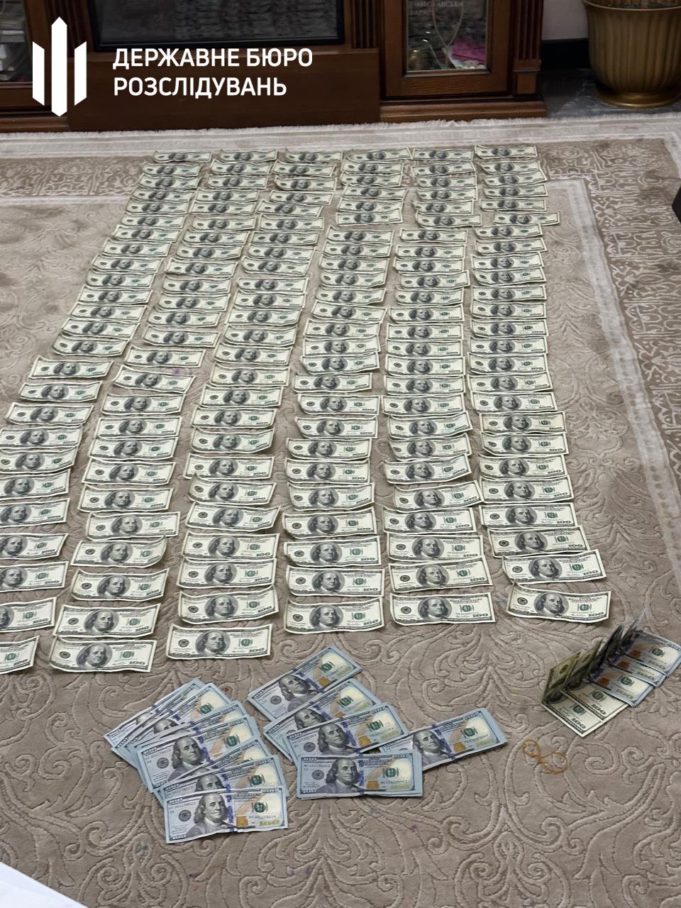 Гроші, які вилучили під час обшуків 24 грудня. Фото ДБР