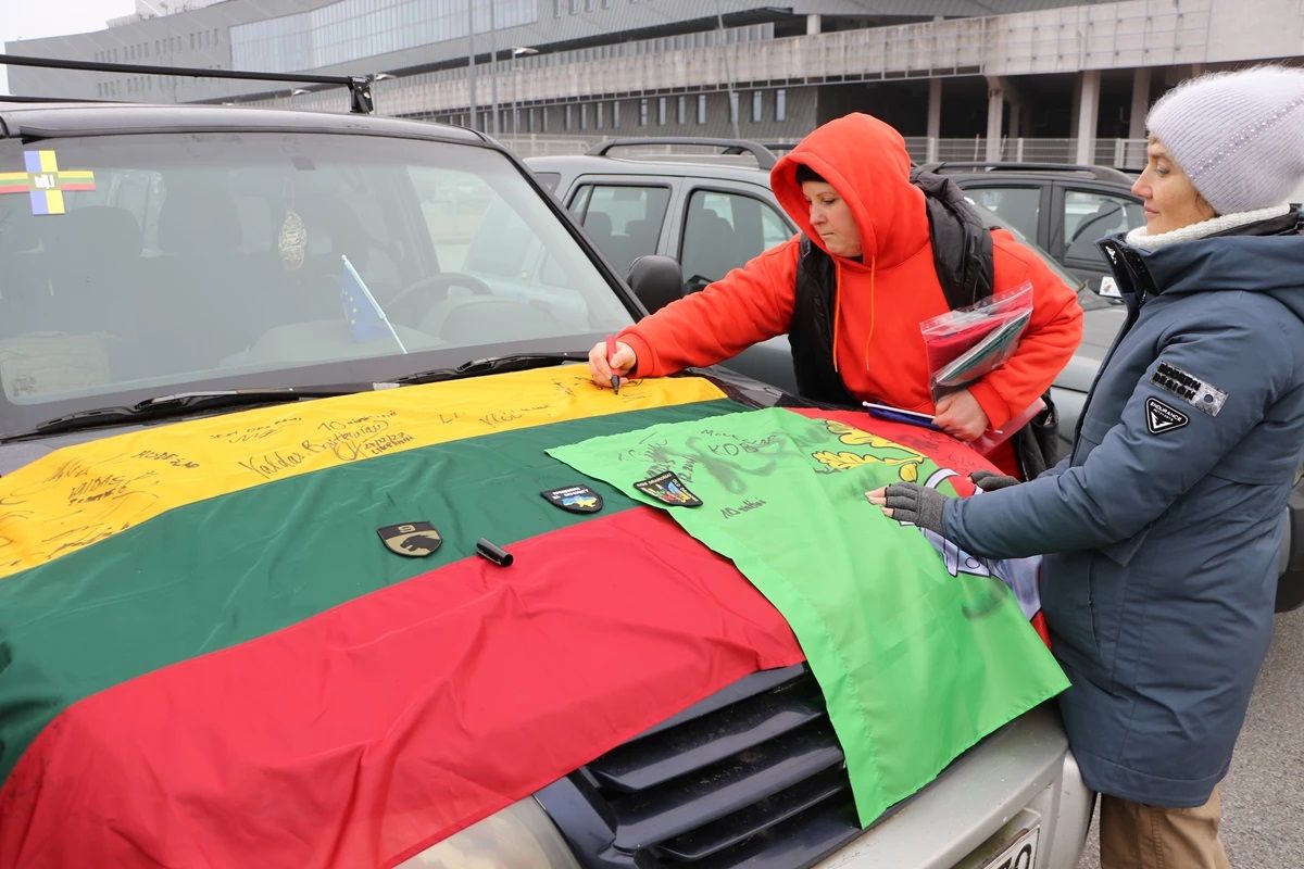 Литовські волонтери привезли на Львівщину ще понад 30 автомобілів для ЗСУ