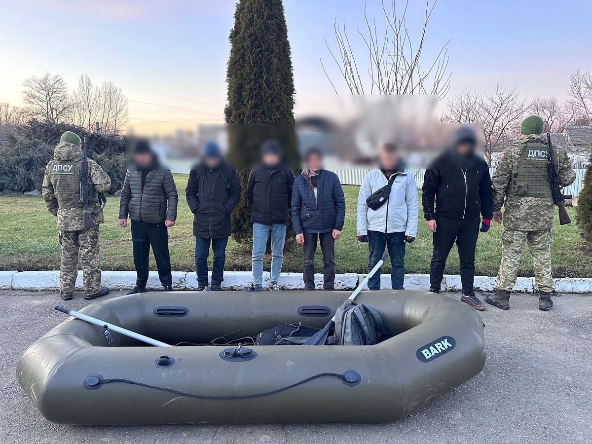 Закарпатські прикордонники затримали на березі Тиси шістьох ухилянтів з човном