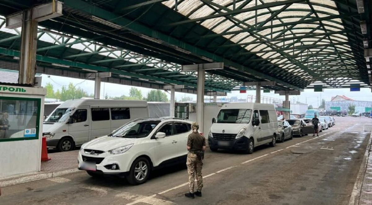 Суд покарав прикарпатця за вивезення ухилянта до Польщі під сидінням буса