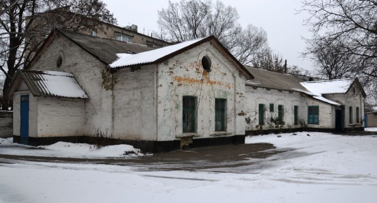 Залізничне училище, де викладав Микола Леонтович. У 2024 будівля зазнала руйнувань внаслідок вибухових хвиль (фото з презентації Ангеліни Рожкової)