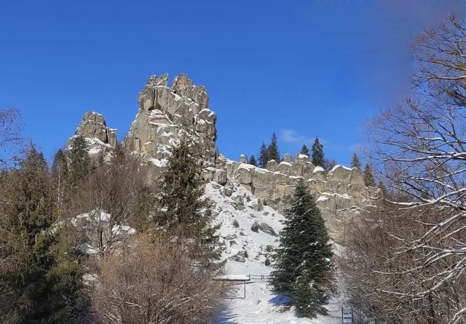 Скелі в Уричі (фото заповідника «Тустань»)